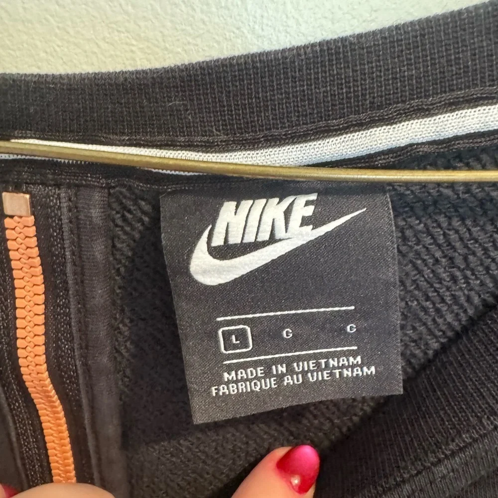 Nike Women's Black and Rose Gold Logo Cropped Sweatshirt, Large